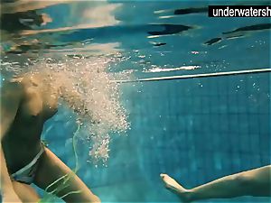 2 magnificent amateurs demonstrating their figures off under water
